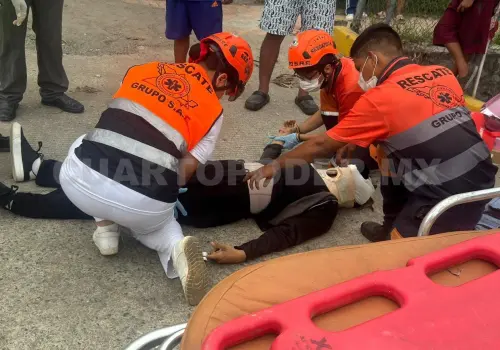 Mujer queda malherida al derrapar en motocicleta