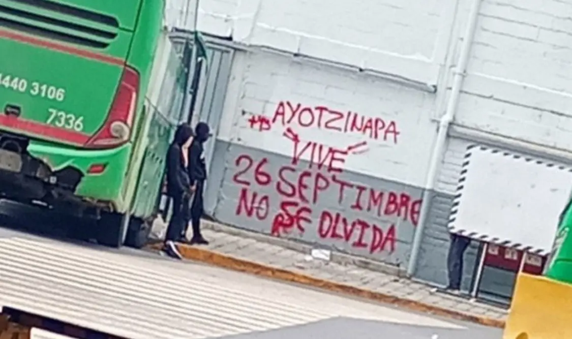 Presuntos normalistas de Ayotzinapa toman Central