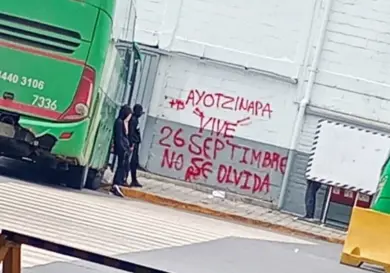 Presuntos normalistas de Ayotzinapa toman Central