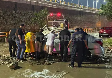 Aguacero arrastra vehículos en Tuxtla