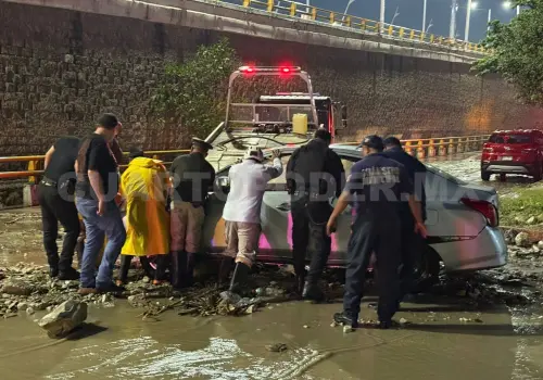 Aguacero arrastra vehículos en Tuxtla