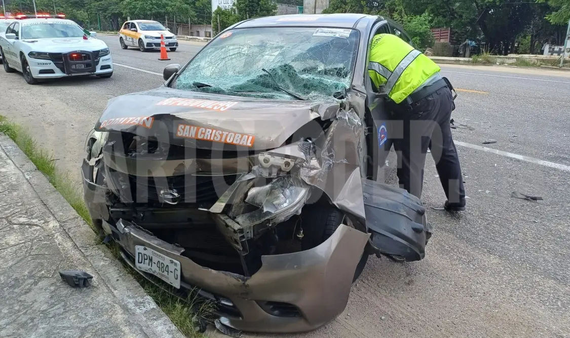 Por dar vuelta en "u" corta la circulación a auto