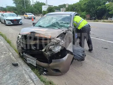 Por dar vuelta en "u" corta la circulación a auto