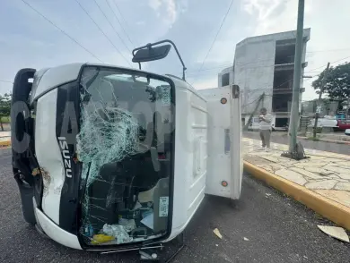 Vuelca unidad sobre el libramiento Norte