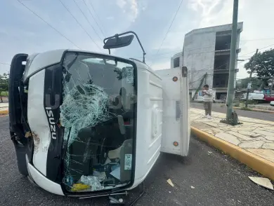 Vuelca unidad sobre el libramiento Norte