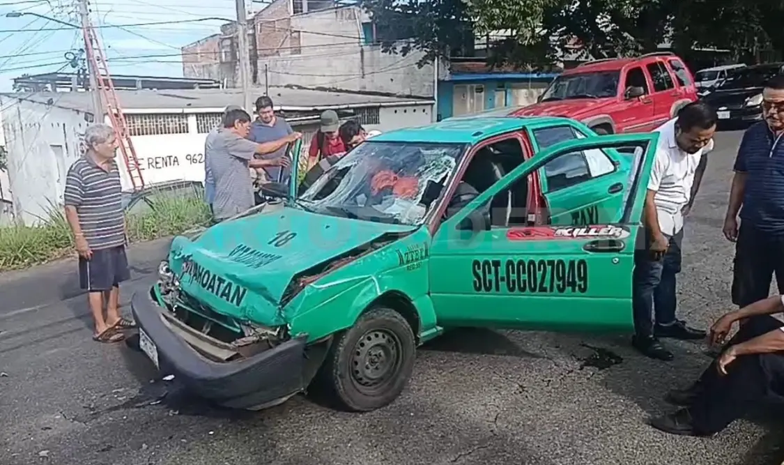 El taxi foráneo terminó con la parte frontal destrozada tras el fuerte choque. Víctor Sánchez / CP