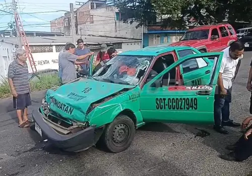 Tres lesionados en choque de taxi foráneo