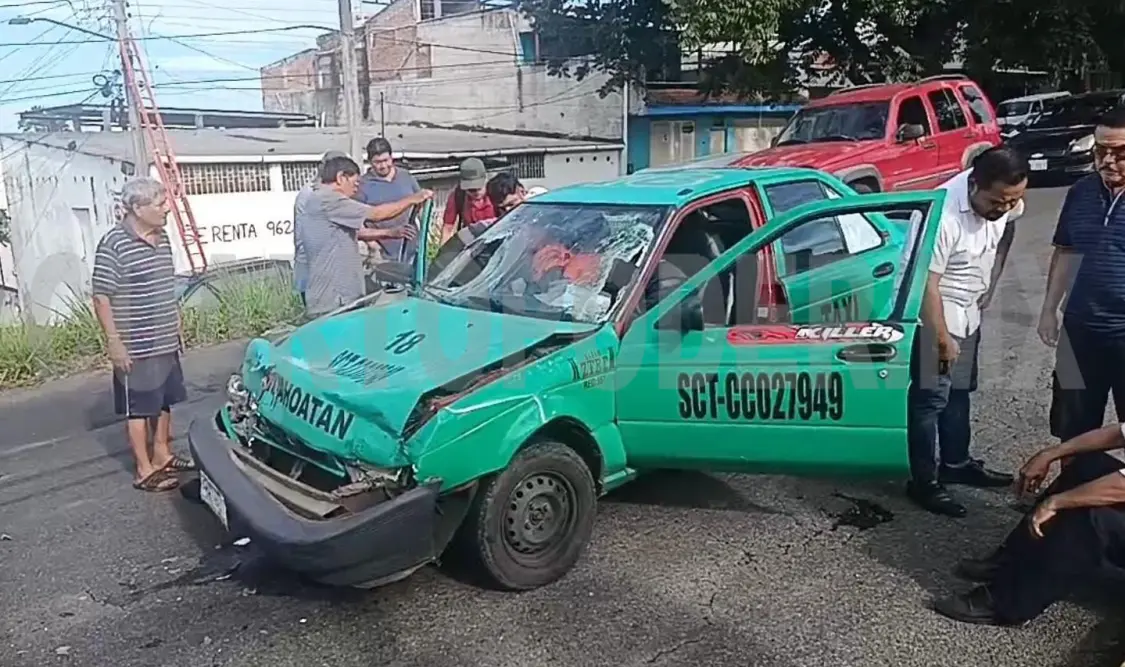 Tres lesionados en choque de taxi foráneo