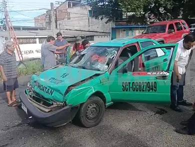 Tres lesionados en choque de taxi foráneo