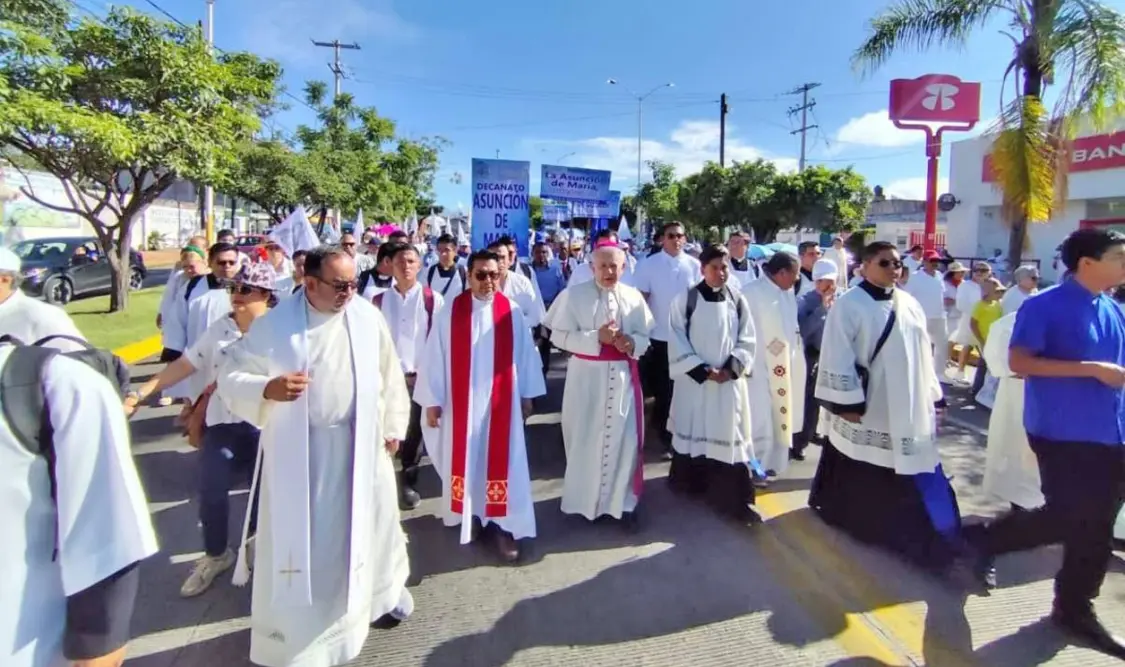 El obispo encabezó en Coahuila la Marcha por La Paz. Cortesía 