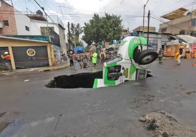 Se traga socavón camión de refrescos