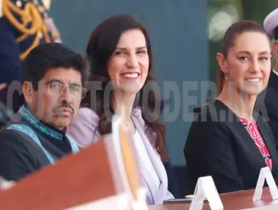 Aguilar y Kenia López en ceremonia de los Niños Héroes