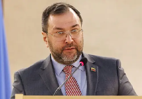 Destructor aborda de manera ilegal a una embarcación