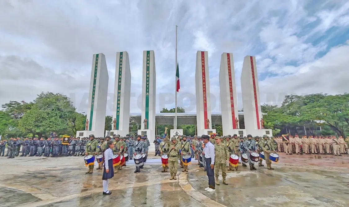 Diferentes batallones del Ejército Mexicano estuvieron presentes en la ceremonia junto a los Altos mandos del Ejército y titulares de los tres Poderes del Estado que acudieron al acto. Guillermo Ramos / CP