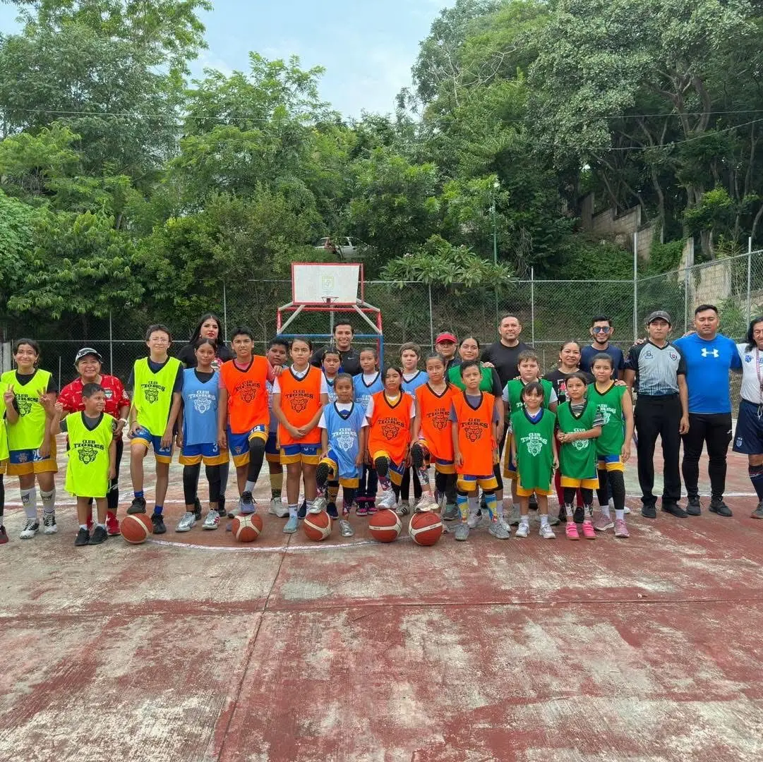Los equipos se reunieron en la cancha listos para iniciar la jornada deportiva. Cortesía