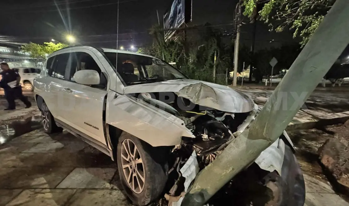 La camioneta terminó incrustada en una luminaria del andén central del libramiento Sur. Ulises Villalobos / CP