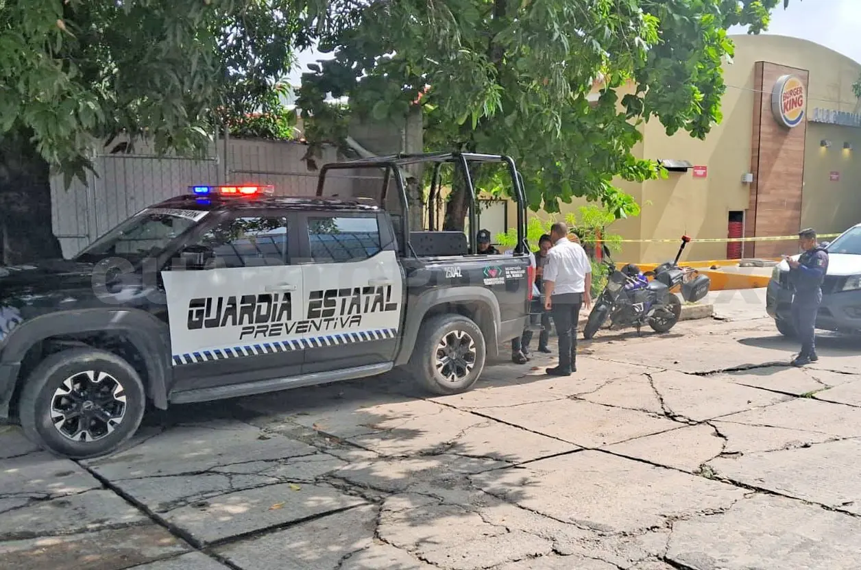 Ladrones saquean restaurante de comida rápida
