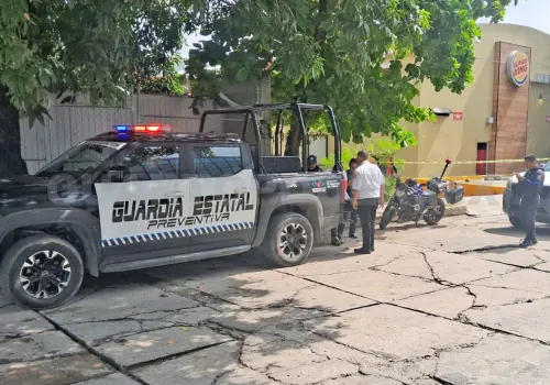 Ladrones saquean restaurante de comida rápida
