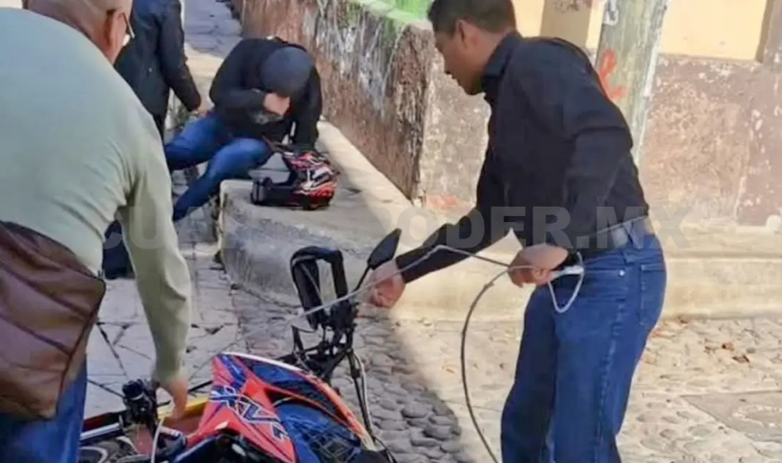 Auxiliaron al afectado que acabó entre los cables sueltos en La Merced. Cortesía