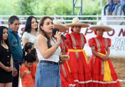 Alcaldesa Valeria Rosales entrega reconocimientos