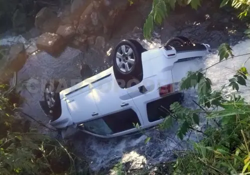 Sacerdote sobrevive tras caer con su auto a arroyo