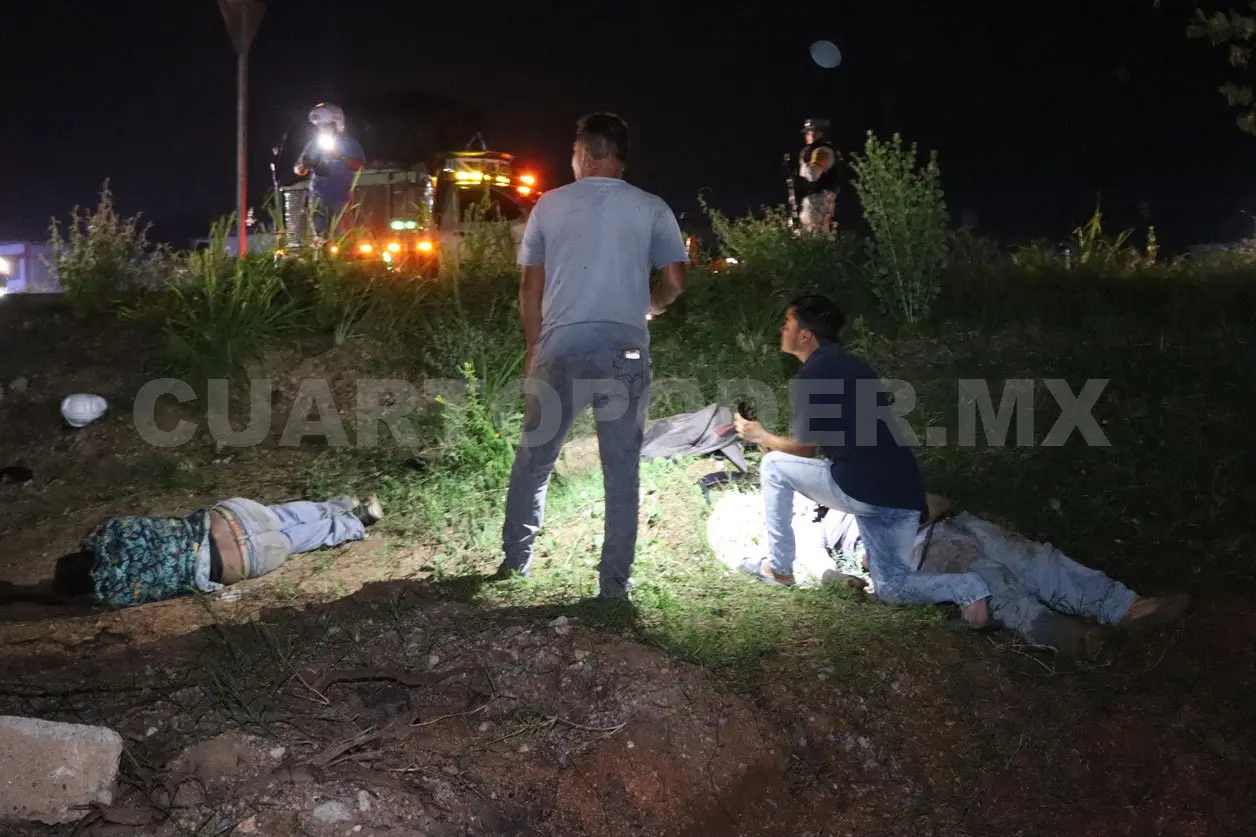 Derrapan y salen proyectados a la maleza