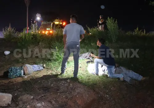 Derrapan y salen proyectados a la maleza
