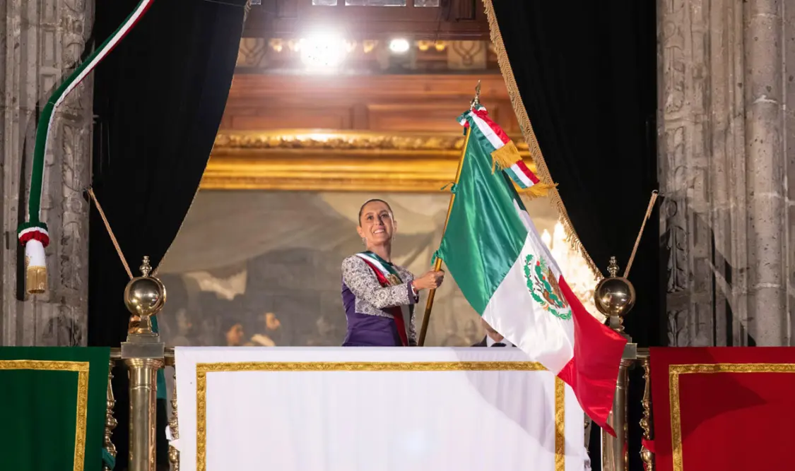 En las arengas enalteció a los héroes de la patria, a las mujeres indígenas, a los migrantes y resaltó la dignidad, libertad y democracia mexicanas. Cortesía 