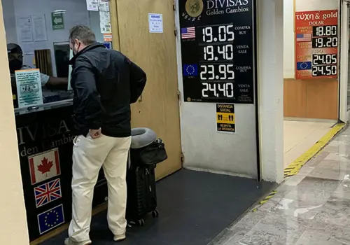 El peso gana 0.41 % frente al dólar