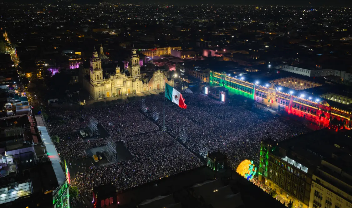 Ante aproximadamente 280 mil mexicanas y mexicanos la jefa del Ejecutivo Federal ondeó la bandera en el balcón principal del Palacio. Cortesía 
