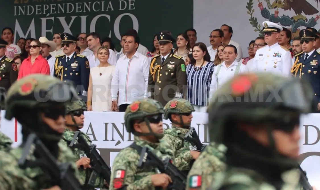 El gobernador Eduardo Ramírez Aguilar y autoridades militares presenciaron el desfile. Diego Pérez / CP