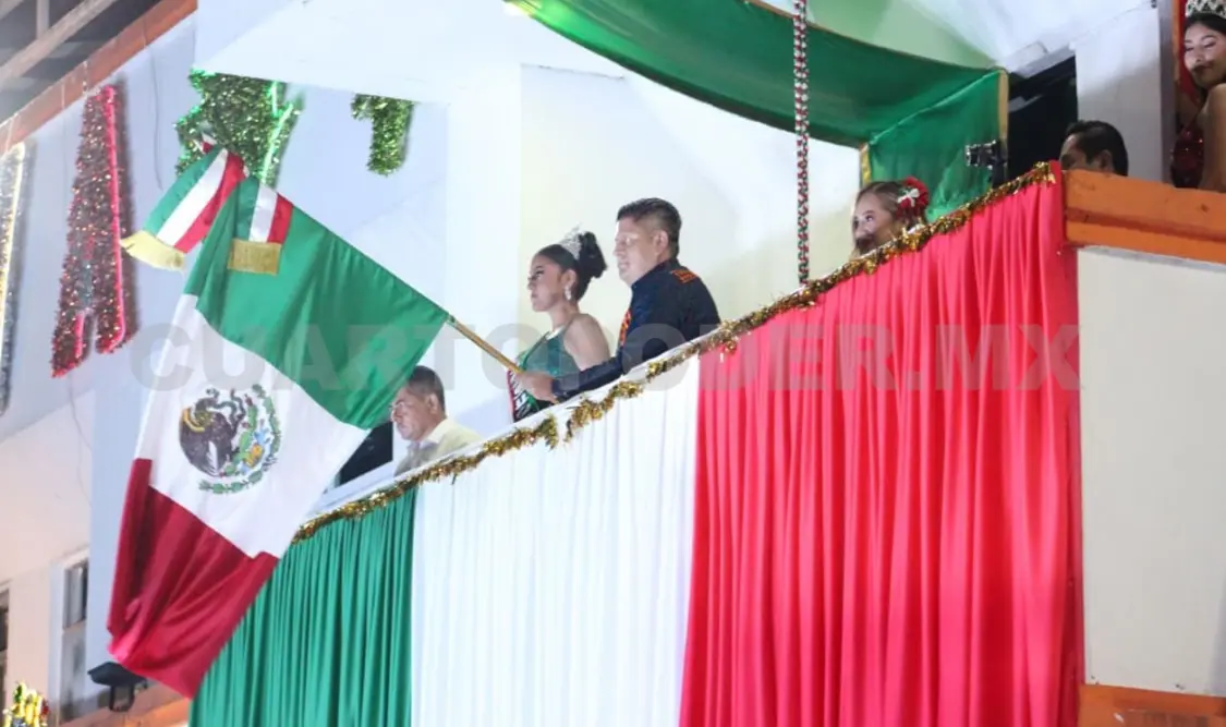 El alcalde apareció en el balcón principal del Ayuntamiento de Reforma para dar el Grito De Independencia. Ramiro López / CP