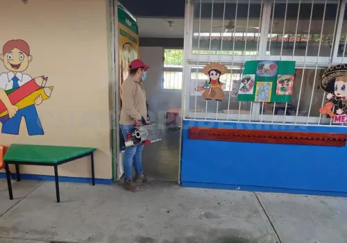 Fumigan en jardines de niños por dengue