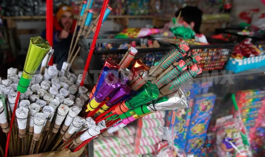 Operativos no detienen la venta de artículos pirotécnicos en mercados de Tonalá. Noel Vázquez / CP