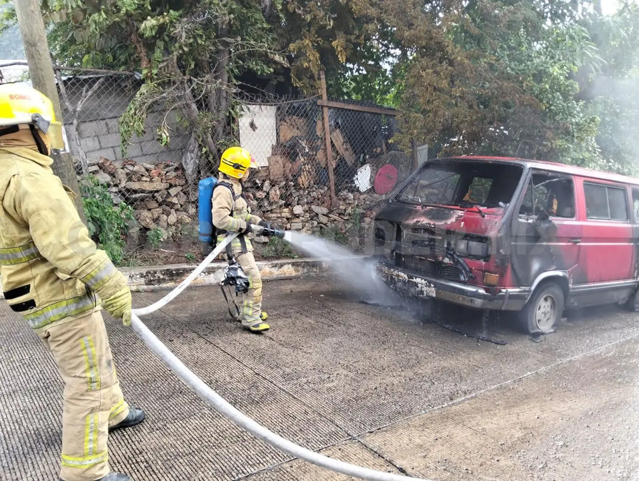 Arde combi en la rampa de acceso a Patria Nueva