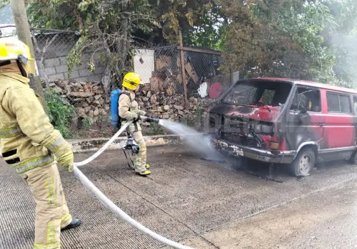 Arde combi en la rampa de acceso a Patria Nueva
