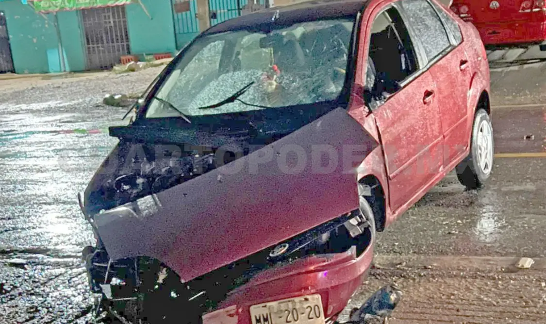 El Ford Fiesta fue hallado atravesado en la carretera con severos daños en la parte frontal. Juan Orel / CP