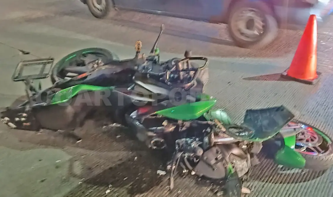 La motocicleta quedó destrozada por el brutal impacto. Ulises Villalobos / CP