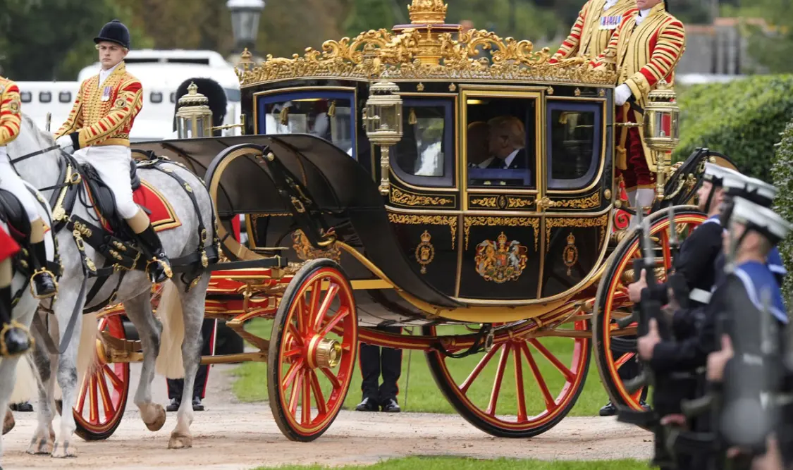 Trump fue recibido por el rey Carlos III en el castillo y disfrutó de un paseo en carruaje tirado por caballos. Cortesía 