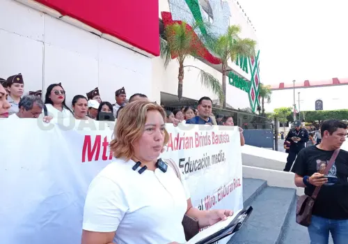 Padres de familia exigen restitución de director