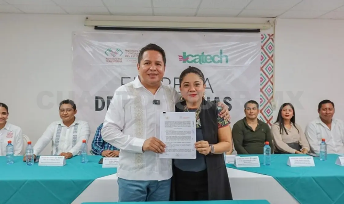 César Espinosa Morales realizó la firma de un acuerdo de colaboración con directivos de la Preparatoria 170 de Tonalá. Cortesía