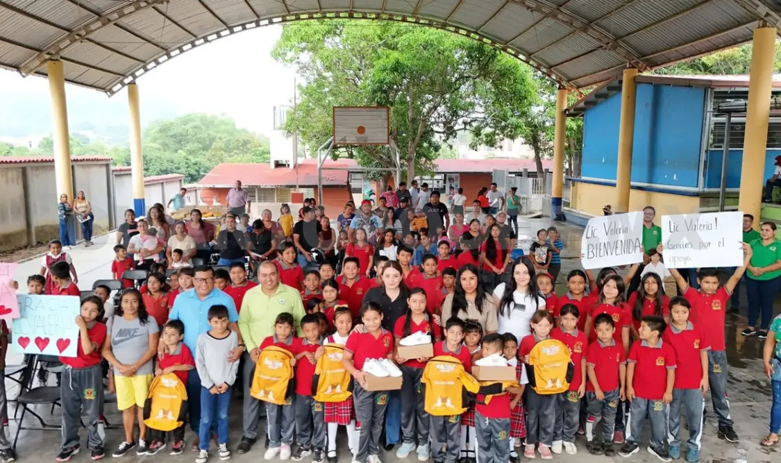 Entrega Valeria Rosales tenis, útiles y mochilas