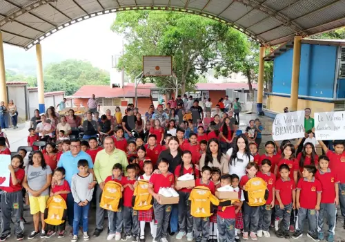 Entrega Valeria Rosales tenis, útiles y mochilas