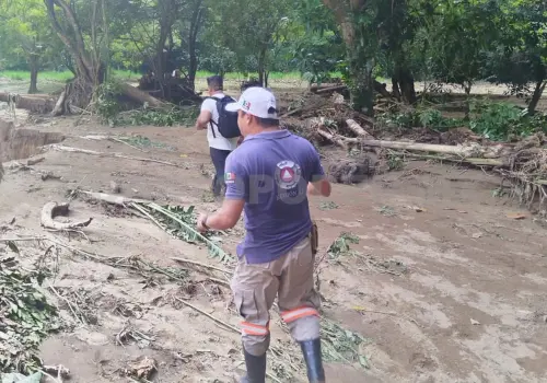 Reportan varios derrumbes y desbordamiento de río