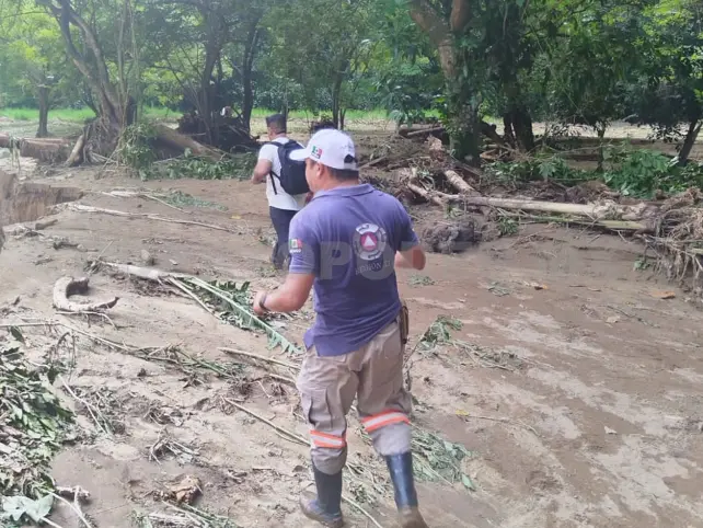 Reportan varios derrumbes y desbordamiento de río