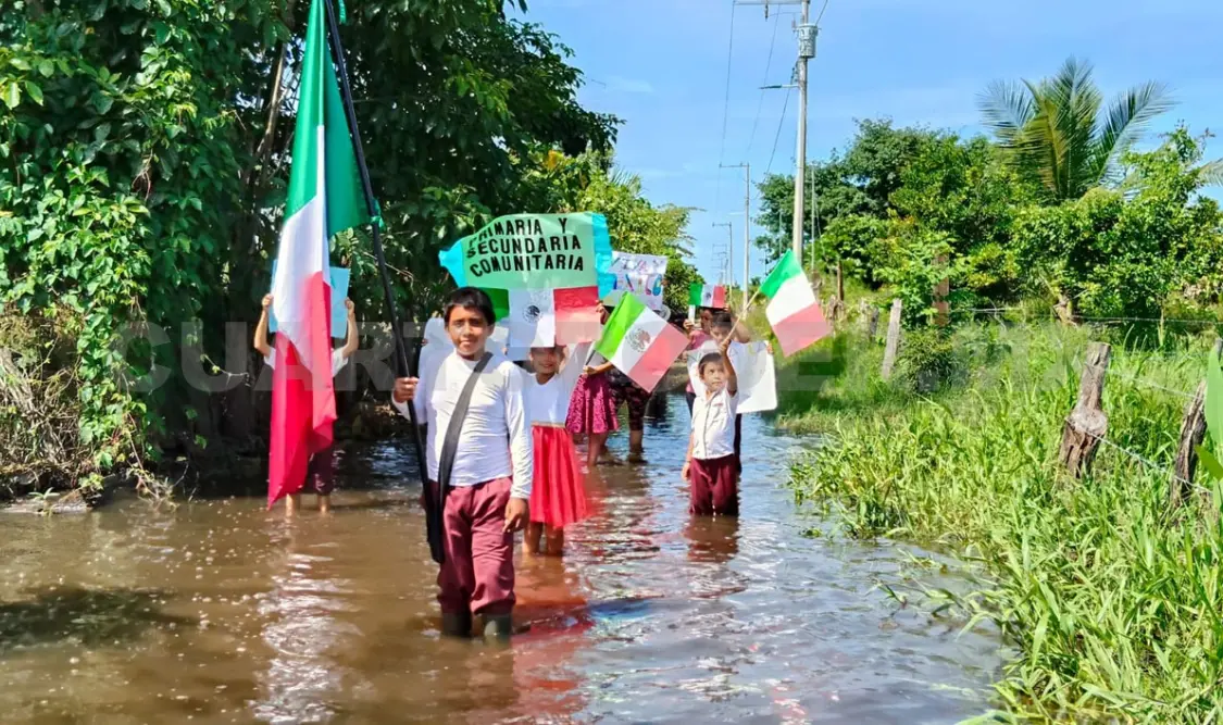 Niños y niñas decidieron desfilar en medio de la inundación de su comunidad. CP