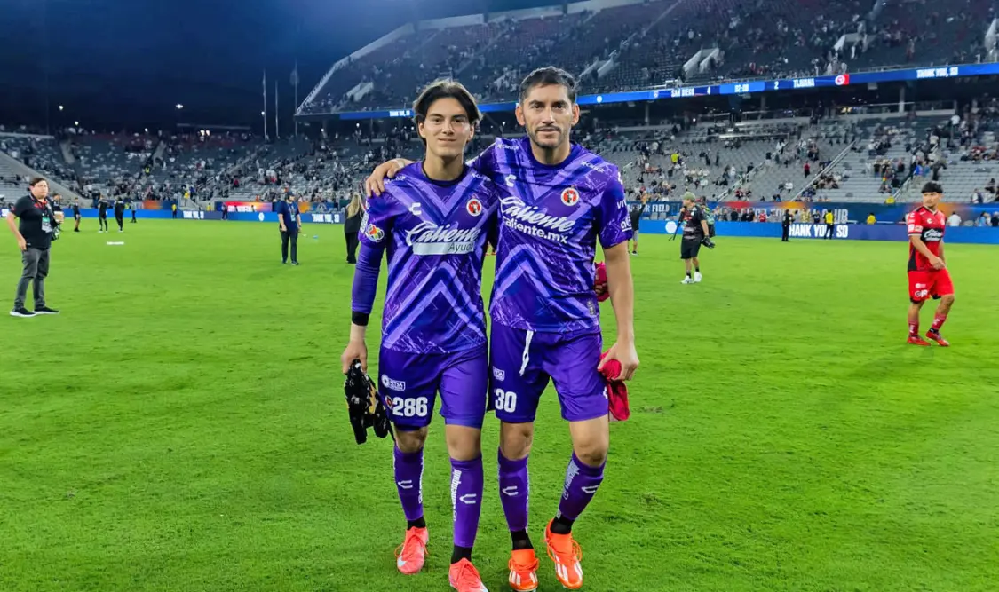 Durante la primera edición de la Baja Cup, Chuy Corona dejó su lugar en el terreno de juego, mismo que entregó a su hijo, quien también se desempeña como guardameta. Agencias 