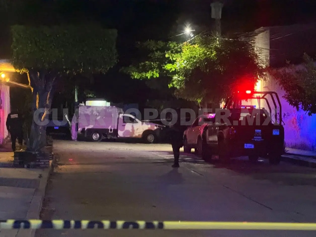 Avientan a dos sujetos de una camioneta