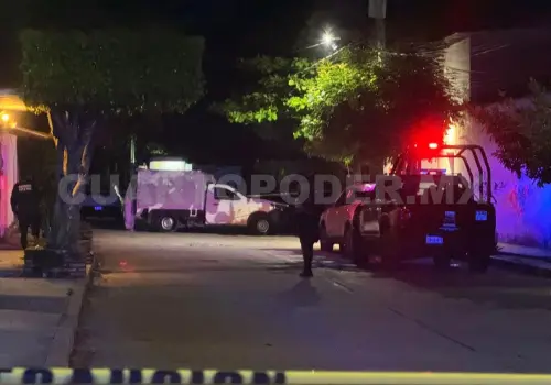 Avientan a dos sujetos de una camioneta