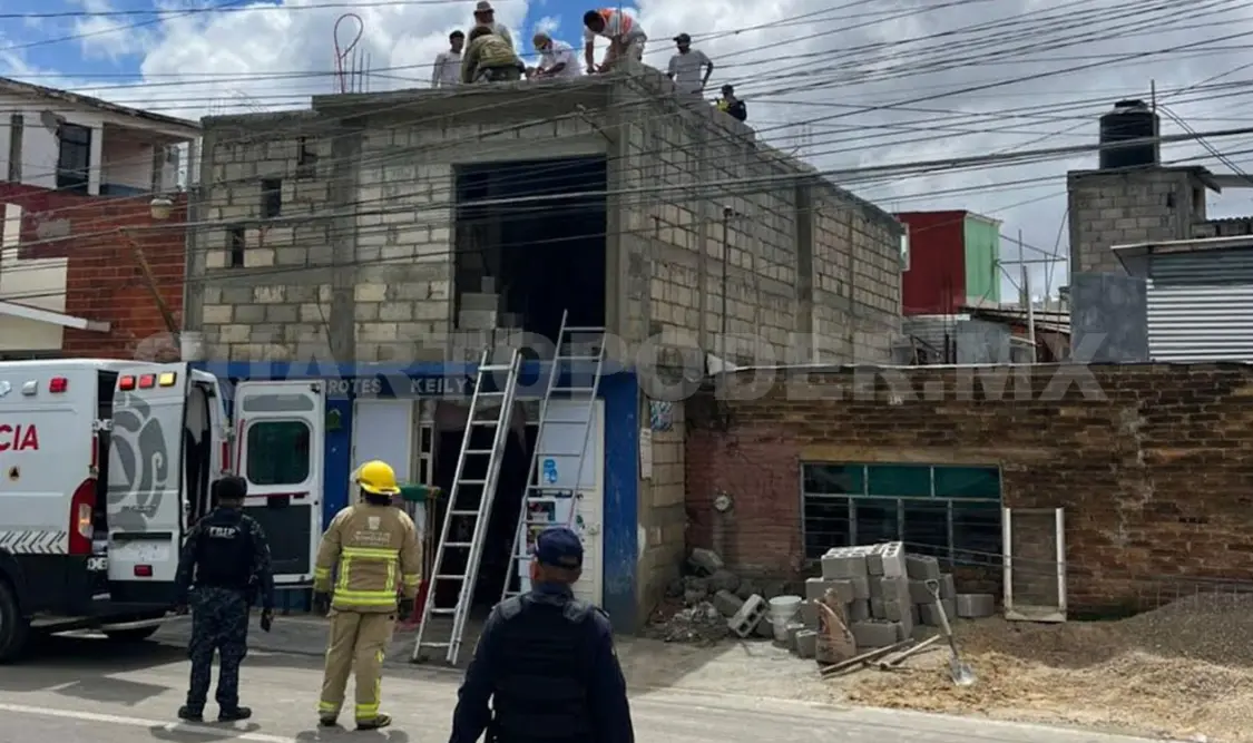 En lo alto de la constricción quedó el albañil tras sufrir la descarga. Juan Orel / CP